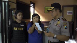Rina Dwi Artika (31) Mendekam di Sel Polsek Bubutan Akibat Menipu Endang Astutik (37).