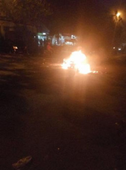 Motor di Bakar Jambretnya Dihajar Massa Hingga Babak Belur