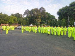 Antisipasi Hujan, Satlantas Pasuruan Apel Gunakan Jas Hujan 