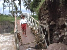 Akibat Curah Hujan Lebat, Jembatan Penghubung Desa Penanggungan Ambrol