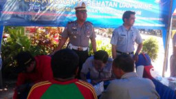 Kasat Lantas Polrestabes Surabaya Adakan Tes Urin Para Sopir  di Terminal Joyoboyo.