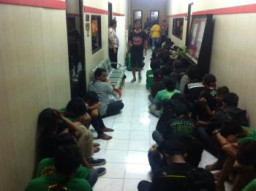 Polisi Amankan 73 Massa Bonek 1927 Yang melakukan Demo di Surabaya.