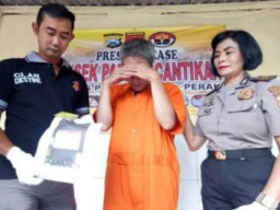 Asyik Judi Online di Master Net, Roy di Gerebek Polisi