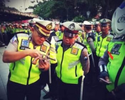 Cegah Malfungsi, Kasatlantas Polrestabes Surabaya Periksa Senpi Anggota