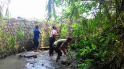 Waspadai Cuaca Ekstrem, Bhabinkamtibmas Desa Kenduruan Ajak Warga Kerja Bhakti.