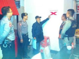 Sat Tipiring Polrestabes Surabaya Segel Cafe Tak Berijin