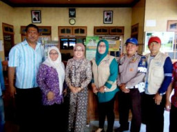 Aiptu Suwardi Dampingi Istri Bupati Kunjungi Korban Banjir.