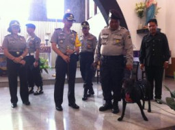 Waspadai Teroris Di Malam Natal Dan Tahun Baru Polres Pelabuhan Tanjung Perak Sterilisasikan Gereja.