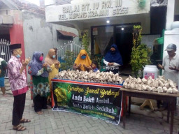 Jumat Berbagi Nasi Bungkus Ditengah Pandemi, Rutin Dilakukan Warga RT 4 RW 3 Kupang Krajan Kec. Sawahan.
