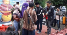 Sobat Teno Bagikan Bingkisan dan Takjil Pada Kaum Dhuafa
