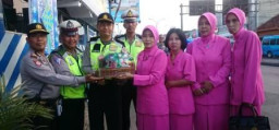 Ketua Bhayangkari Pasuruan Kunjungi Pos Pam Beri Bingkisan