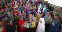 Kapolrestabes Surabaya Gelar Baksos di Kampung Pemulung Keputih