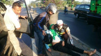 Dua Polwan Bantu Ibu Hamil Yang Alami Kecelakaan.