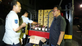 Unit Tipiring Sabhara Polrestabes Surabaya Grebek Miras di Duga Palsu.