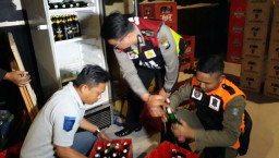 2 Karaoke Keluarga Sediakan Miras, di Segel Satpol PP Bersama Unit Tipiring.