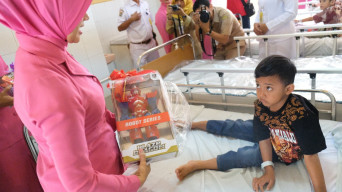 Bhayangkari Malang Kunjungi RSUD Kanjuruan, Terkait Peringatan Hari Anak