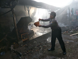 Ditinggal Pergi Pemilik nya, Gudang Mebel Terbakar