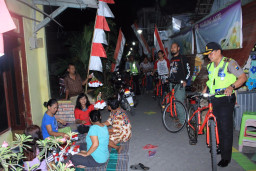 Bersepeda Onthel, Kapolsek Jambangan Pantau Keamanan Wilayah.
