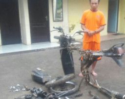 Curi Motor, Diprotoli, Rangka dan Jok nya di Buang Ke Jurang.