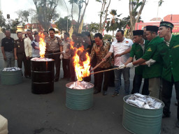 Polrestabes Surabaya Bersama Forpimda Musnahkan Miras dan Narkoba Hasil Ungkap Kasus.