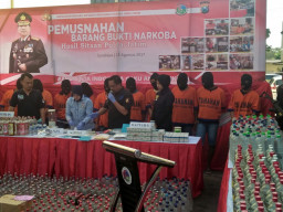 Polda Jatim Musnahkan Miras dan Narkoba Hasil Ungkap Kasus Januari Hingga Juli.