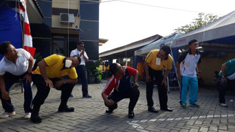 Tiga Kapolsek Rebutan Makan Kerupuk.