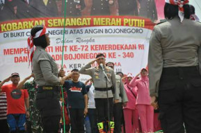 Kapolres Bojonegoro Bentangkan Bendera Merah Putih di Bukit Cinta Atas Angin.