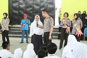 Peringati HUT Polwan ke 69, Polres Jember Gelar Polwan Goes to School.