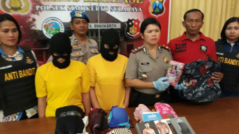 Berbekal Tas Plastik Bertuliskan Matahari, 2 Wanita Ini Gondol Puluhan Potong Baju di Mall