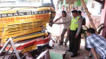 Akibat Rem Blong Truk Molen Tabrak Pagar Pembatas Rumah.