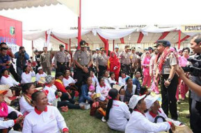 Kapolri Jenderal Tito Karnavian Berbagi Sembako di Karo