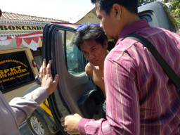 Terjatuh Usai di Tabrak, Imron Jambret Jalanan Tertangkap Warga. 