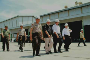 Kapolres Ngawi Dampingi Tim Satgas Pangan Sidak Gudang Beras.