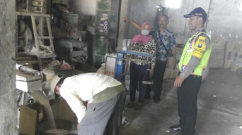 Bhabinkamtibmas dan Kepetengan Desa Mulyoarjo Lakukan Pendataan Beras Diwilayahnya.