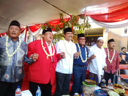 Gus Iful dan Kusnadi Makin Erat Saat di Rumah Mat. Mochtar MM, Hasto Upaya Dapat Rekomendasi.