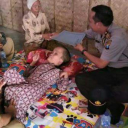 Kapolsek Kanor Bojonegoro Sambangi Warga yang Sakit Hidrosefalus