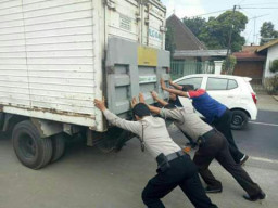 Bukan Pencitraan Yang Kami Cari, Tapi Membantu Masyarakat Prioritas Kami.