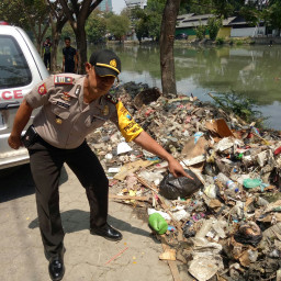 Bayi Laki-laki Ditemukan Membusuk Dalam Kardus.