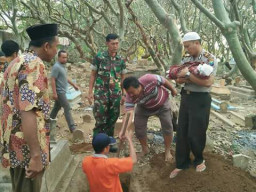 Kapolsek Kandangan PO Kediri Makamkan Mayat Bayi Temuan Warga