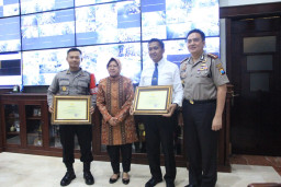 Kasat Intelkam dan Kabag Ops Polrestabes Surabaya Dapat Penghargaan Dari Walikota.