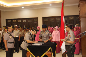 Kapolda Jatim Sertijab kan Perwira Menengah Dilingkungan nya.