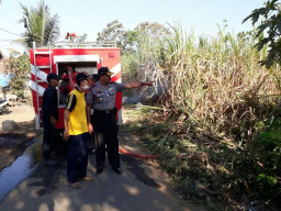 Kapolsek Gondanglegi Terjun Langsung Pantau Kebakaran Lahan Tebu.