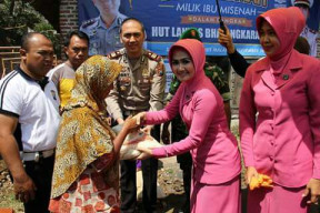 Dalam Rangka HUT Lantas dan Hari Kesatuan Gerak Bhayangkari, Polres Malang Lakukan Bedah Rumah.