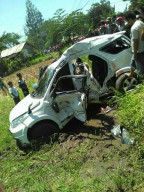 Mogok di Tengah Perlintasan KA, Avanza Terpental 20 Meter 