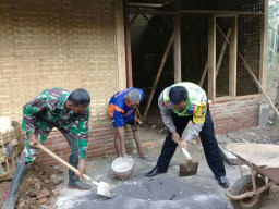 TNI-POLRI Kompak Bantu Warga Kurang Mampu.