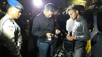Dua Jam Sekat Jl. HR. Muhammad, Aparat Amankan Pemuda Pembawa Pil Koplo. 