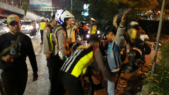 Sekat Jl. Wonokromo, Satlantas Tangkap 3 Pemuda Kantongi Pil Koplo.
