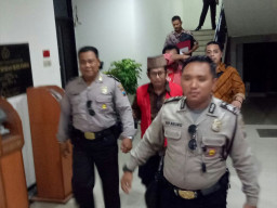 Kejari Surabaya Tahan 2 Tersangka Dana Hibah Tahun 2014