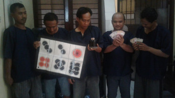 Lima Penjudi Dadu Tandes Lor, Menyerah Saat di Grebek.