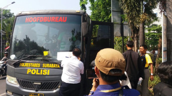 Polrestabes Surabaya Siapkan 2 Bus Untuk Bantu Penumpang yang Terlantar Akibat Demo Angkot. 
